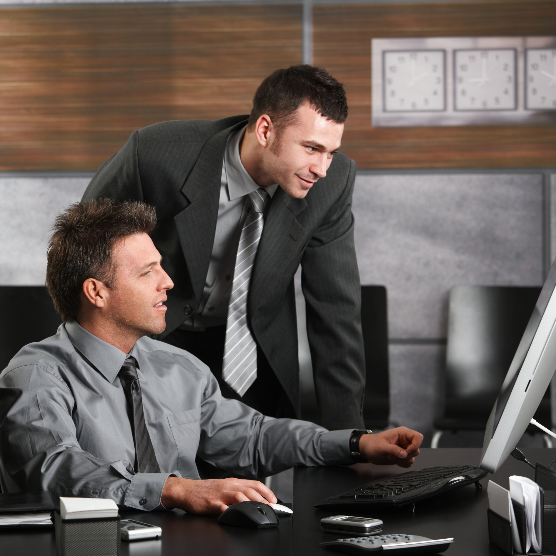 Trabajador y jefe mirando pantalla Pantalla SBS Presencia